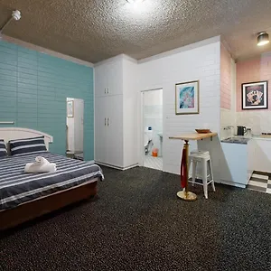 West End & Backpackers Hotel